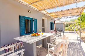 Beach House Steps Away From the sea