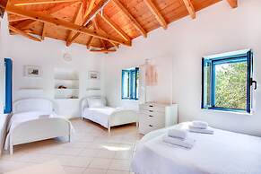 Beach House Steps Away From the sea