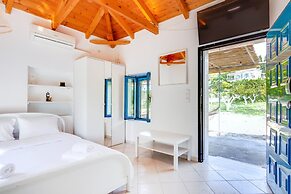 Beach House Steps Away From the sea