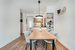 Bask - Chic 2 Bedroom Apt in Athens