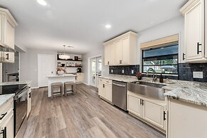 Designer Pet-friendly Retreat With Heated Pool 5 Bedroom Home