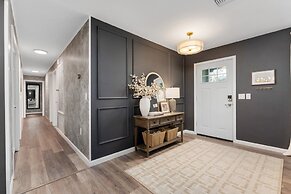 Designer Pet-friendly Retreat With Heated Pool 5 Bedroom Home