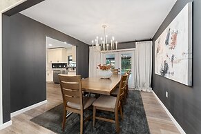 Designer Pet-friendly Retreat With Heated Pool 5 Bedroom Home