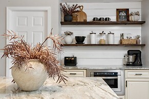 Designer Pet-friendly Retreat With Heated Pool 5 Bedroom Home