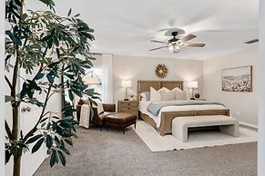 Designer Pet-friendly Retreat With Heated Pool 5 Bedroom Home