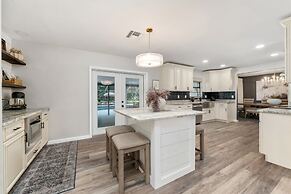 Designer Pet-friendly Retreat With Heated Pool 5 Bedroom Home