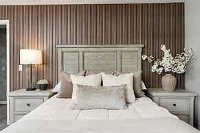 Designer Pet-friendly Retreat With Heated Pool 5 Bedroom Home