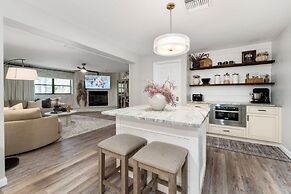 Designer Pet-friendly Retreat With Heated Pool 5 Bedroom Home