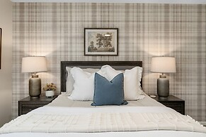 Designer Pet-friendly Retreat With Heated Pool 5 Bedroom Home