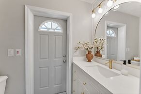 Designer Pet-friendly Retreat With Heated Pool 5 Bedroom Home