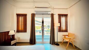 Momento Hotel and Cafe