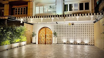 Momento Hotel and Cafe