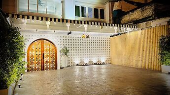 Momento Hotel and Cafe