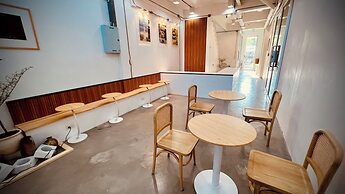 Momento Hotel and Cafe