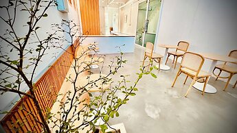 Momento Hotel and Cafe