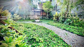 Momento Hotel and Cafe