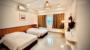 Momento Hotel and Cafe