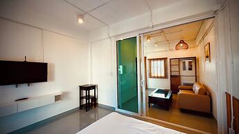 Momento Hotel and Cafe