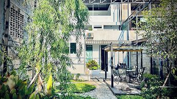 Momento Hotel and Cafe