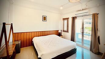 Momento Hotel and Cafe