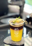 Momento Hotel and Cafe