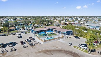 Bluff's Landing Lodge