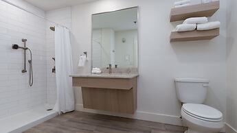 Bluff's Landing Lodge