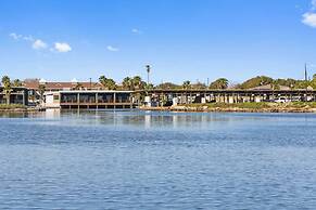 Bluff's Landing Lodge