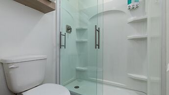 Bluff's Landing Lodge