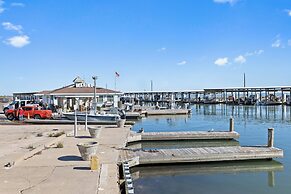 Bluff's Landing Lodge