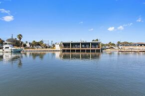 Bluff's Landing Lodge