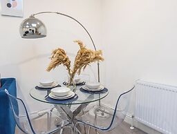 Chic City Apartment in Wallington
