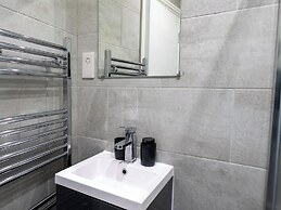 Chic City Apartment in Wallington