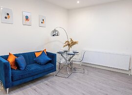 Chic City Apartment in Wallington