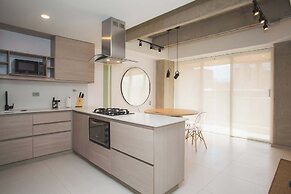 Cool 3 BR W/ Balcony in Laureles Medellín
