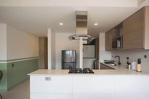Cool 3 BR W/ Balcony in Laureles Medellín
