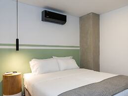 Cozy 3 BR w/ Balcony in Laureles Medellín