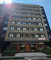 Majestic Loft w/ Balcony