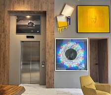 Majestic Loft w/ Balcony