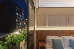 Majestic Loft w/ Balcony