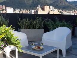 Majestic Loft w/ Balcony