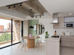 Lovely 3 BR w/ Balcony in Laureles Medellin