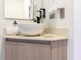 Lovely 3 BR w/ Balcony in Laureles Medellin