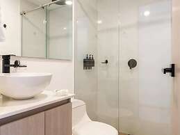 Lovely 3 BR w/ Balcony in Laureles Medellin