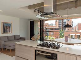 Lovely 3 BR w/ Balcony in Laureles Medellin