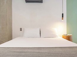 Lovely 3 BR w/ Balcony in Laureles Medellin