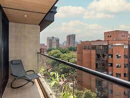 Lovely 3 BR w/ Balcony in Laureles Medellin