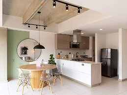 Lovely 3 BR w/ Balcony in Laureles Medellin