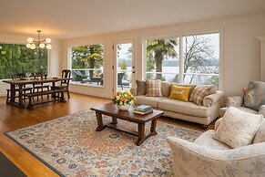 Luxury 180 degree Lake View