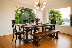 Luxury 180 degree Lake View